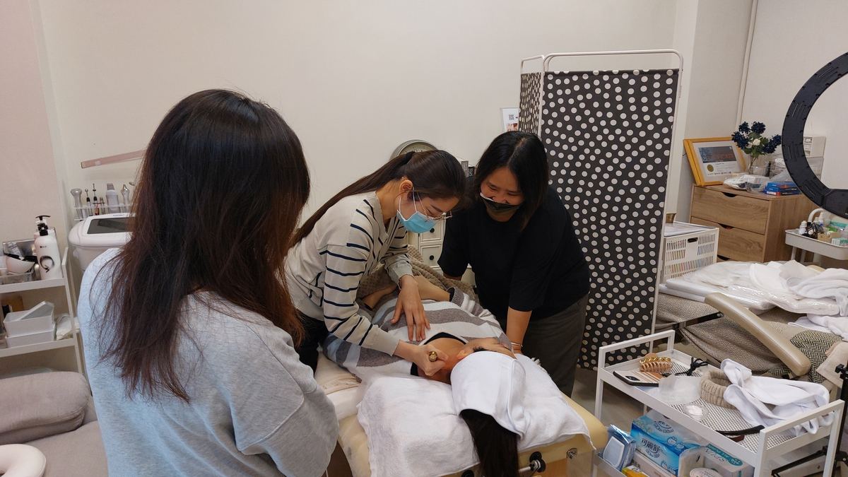 為什麼要學撥筋?先學會「怎麼學」,再學手法:耳周與臉頰輕柔撥筋示範:引導面部微循環、重拾透亮氣色