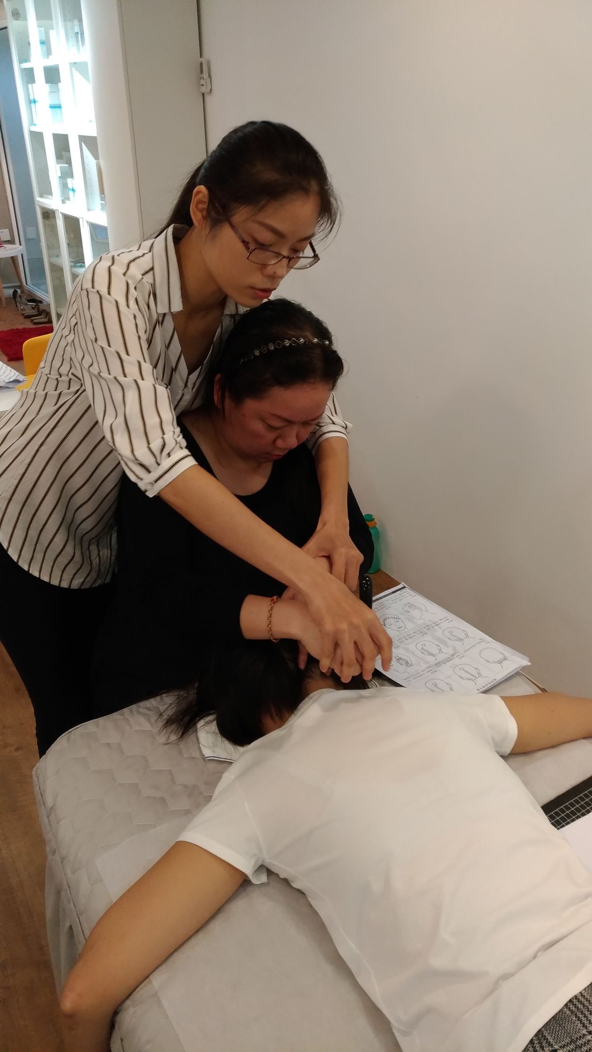 圓肩駝背會讓臉更垮嗎？從胸口、肩頸到下顎線的撥筋連動：肩頸張力疏通手法：沿後頸兩側與斜方肌推順